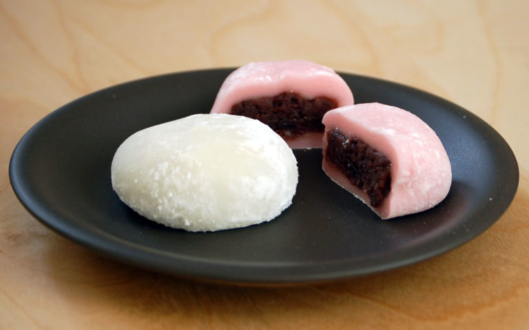 Mochis japonais blancs et roses présentés sur une assiette