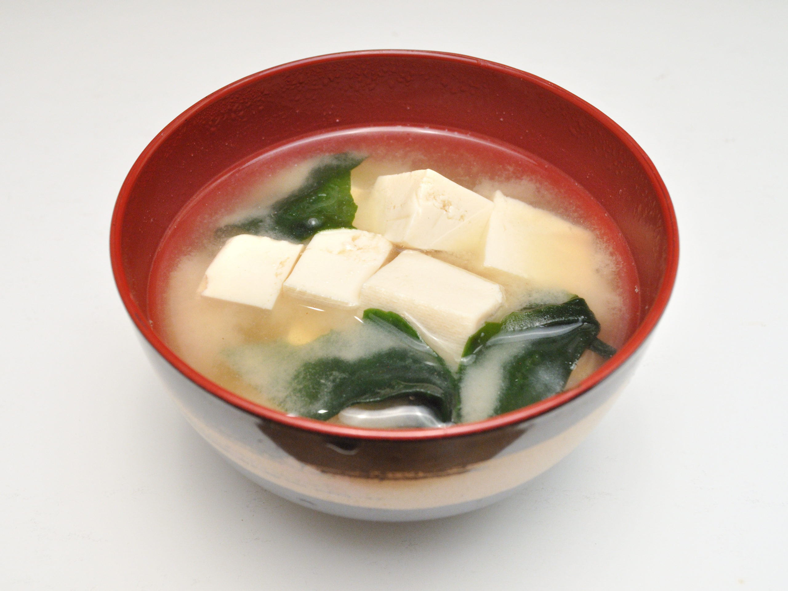 Soupe miso servie dans un bol japonais en céramique