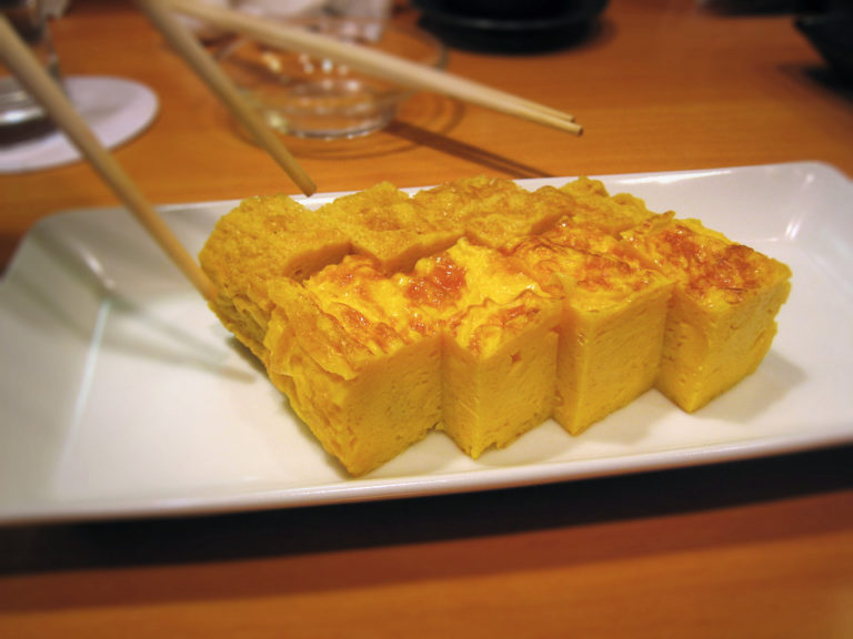 Recette traditionnelle japonaise : Tamagoyaki préparé avec œufs et mirin