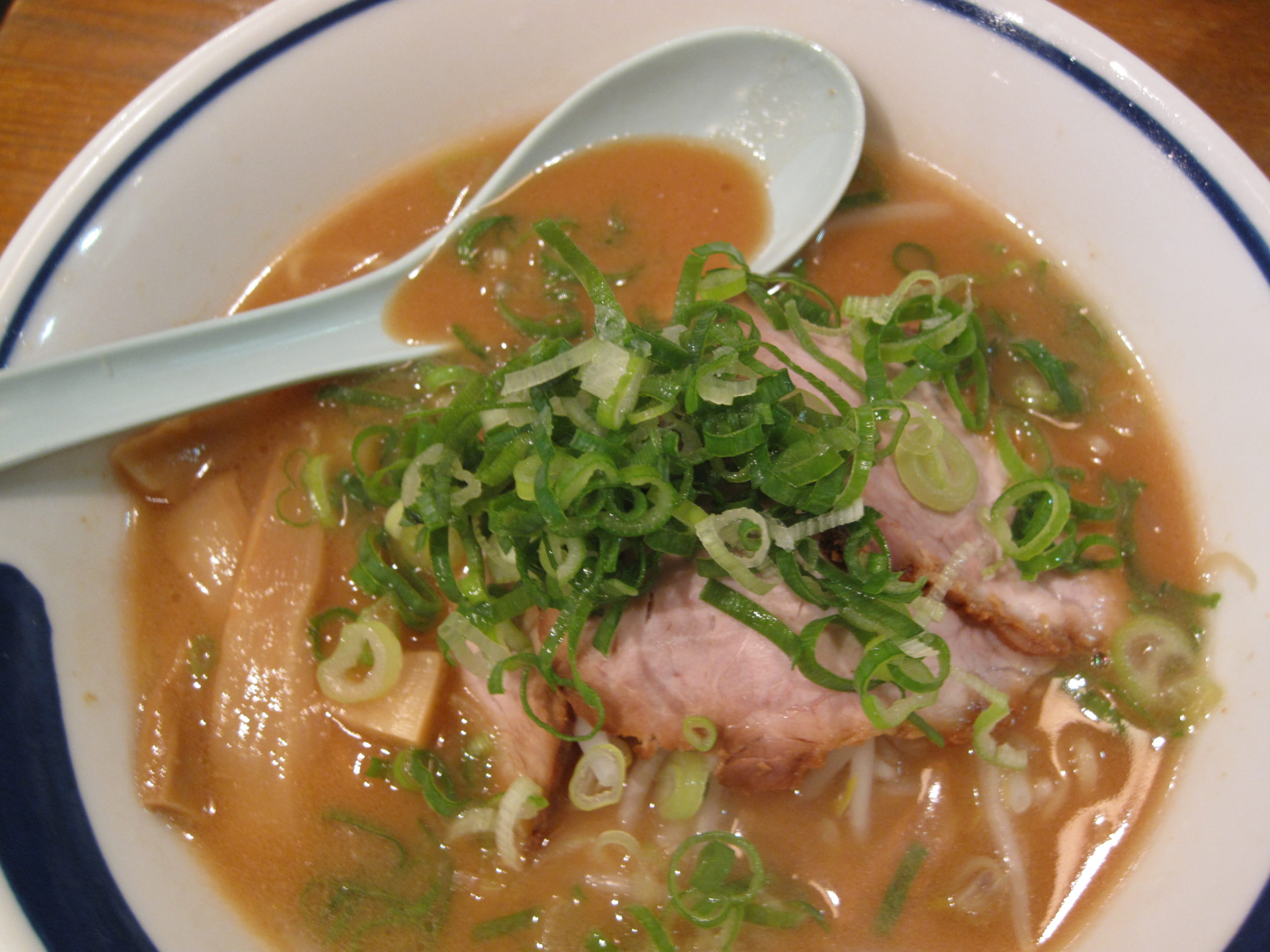 Bol de Butajiru japonais avec porc et légumes dans un bouillon miso