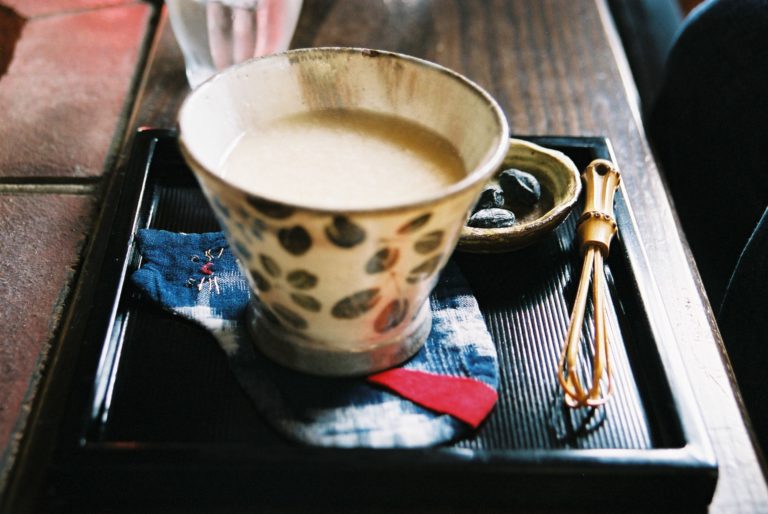 Tasse de Amazake chaud servi dans une coupe japonaise