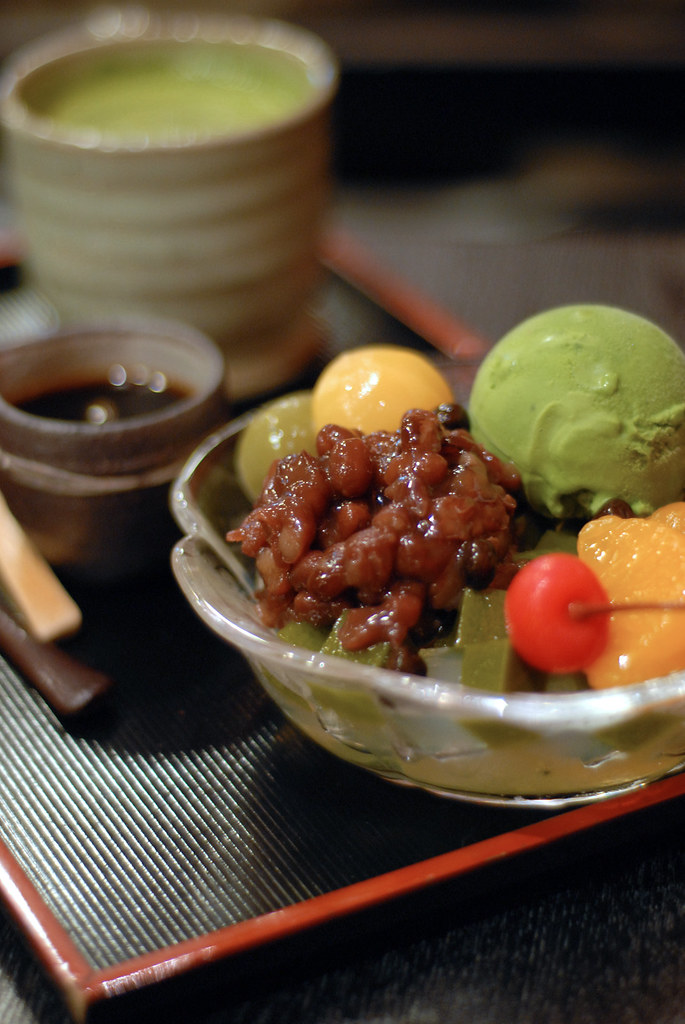 Coupe d’Anmitsu avec agar-agar, anko, fruits frais et boule de glace.