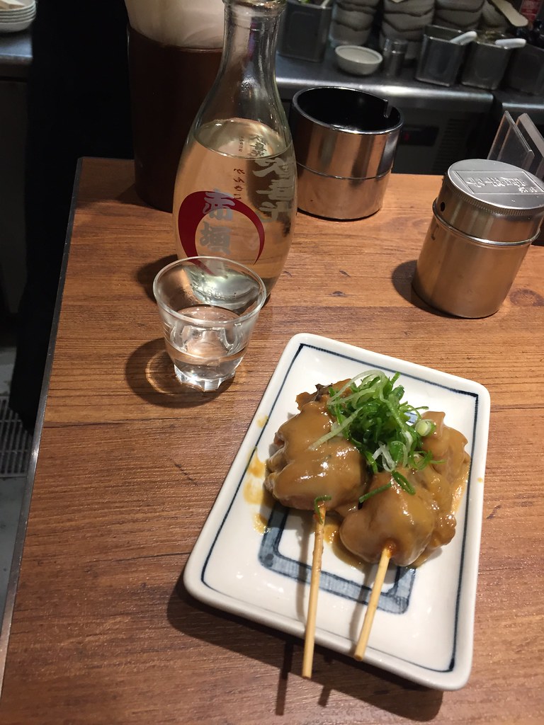 Saké chaud fumant prêt à déguster lors d’une soirée japonaise