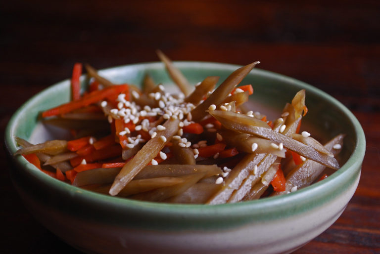 Bol de Kinpira Gobo garni de graines de sésame