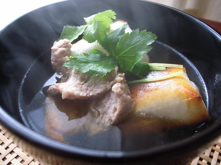 Bol de soupe Ozōni avec mochi grillé, légumes et bouillon clair japonais.