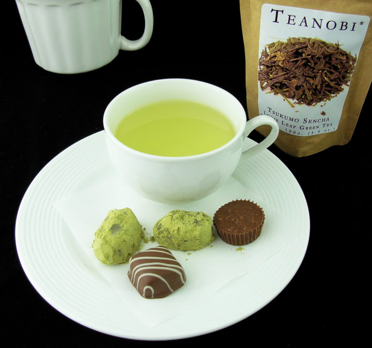 Tasse de thé vert Sencha infusé avec feuilles de thé japonaises.