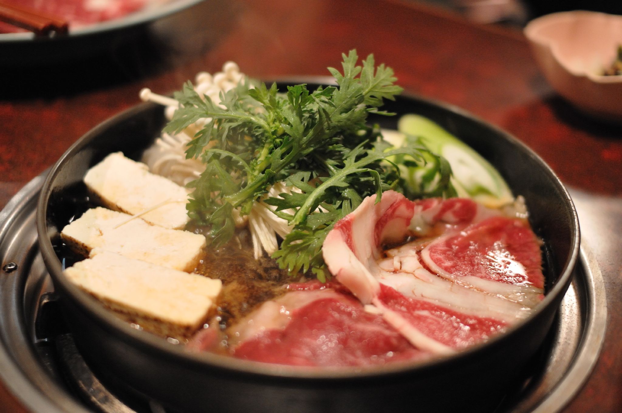 Plat de sukiyaki avec bœuf, légumes et tofu dans un nabe