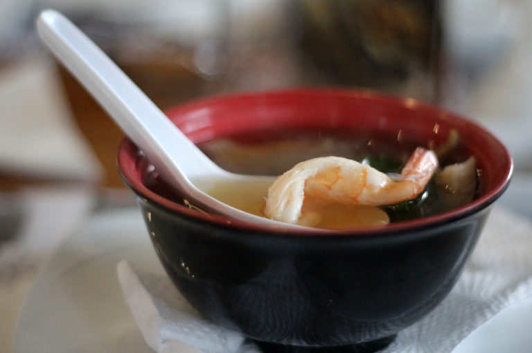 Soupe traditionnelle japonaise Sumashijiru servie dans un bol laqué