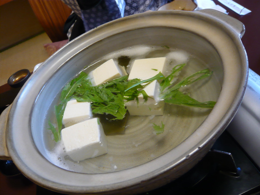 Bol de Yudōfu japonais avec tofu chaud et algues kombu
