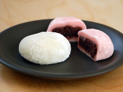 Mochis japonais blancs et roses présentés sur une assiette