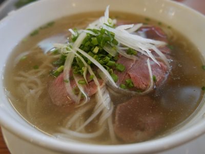 Recette traditionnelle japonaise Butajiru servie chaud