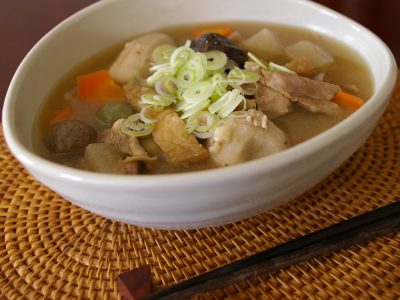 Recette traditionnelle japonaise Butajiru servie chaud