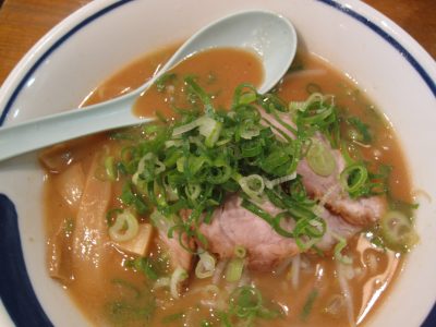 Bol de Butajiru japonais avec porc et légumes dans un bouillon miso