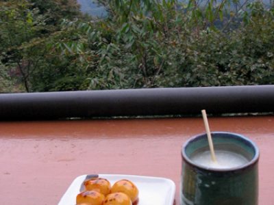 Boisson traditionnelle amazake accompagnée de dango