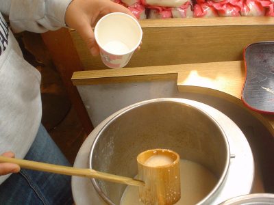 Bol de riz fermenté en préparation pour l’amazake