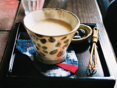 Tasse de Amazake chaud servi dans une coupe japonaise