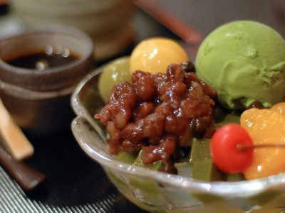 Coupe d’Anmitsu avec agar-agar, anko, fruits frais et boule de glace.
