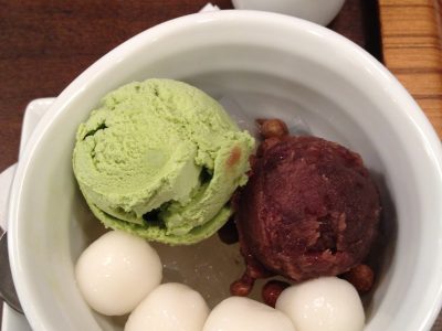Gros plan sur un dessert Anmitsu coloré avec sirop kuromitsu.