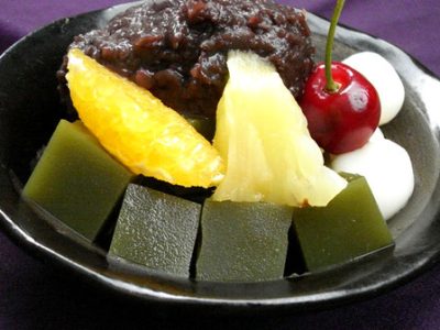 Présentation traditionnelle d’un Anmitsu japonais servi en été.