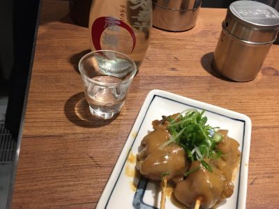 Saké chaud fumant prêt à déguster lors d’une soirée japonaise
