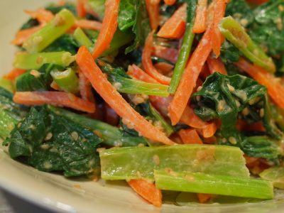 Légumes japonais au sésame servis en accompagnement