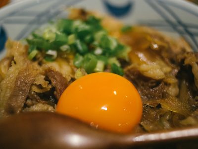 Recette maison de gyudon, bol de riz au bœuf et oignons