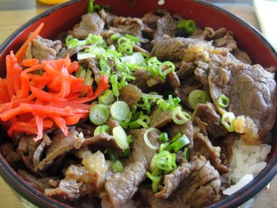 Gyudon traditionnel japonais servi avec œuf cru et gingembre mariné