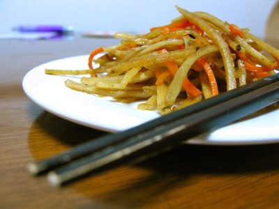 Assiette de Kinpira Gobo, bardane et carottes sautées à la japonaise