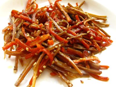 Recette traditionnelle japonaise de Kinpira Gobo servie en accompagnement