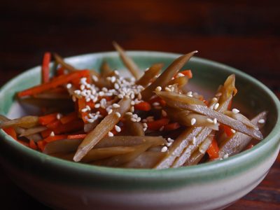 Bol de Kinpira Gobo garni de graines de sésame