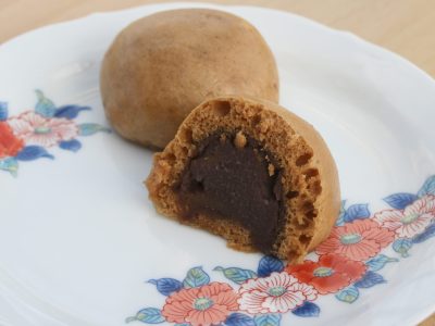 Manjū japonais coupé en deux avec garniture anko