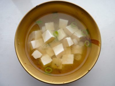 Bol de soupe miso avec tofu et algues wakame