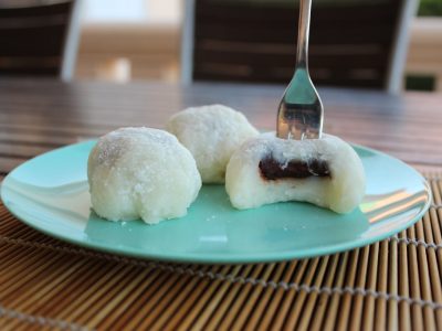 Dessert japonais Mochi servi dans une assiette, prêt à déguster