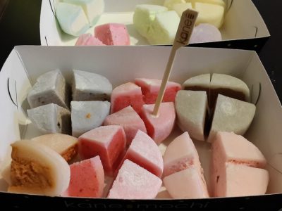 Assortiment de mochis glacés japonais aux différentes saveurs colorées
