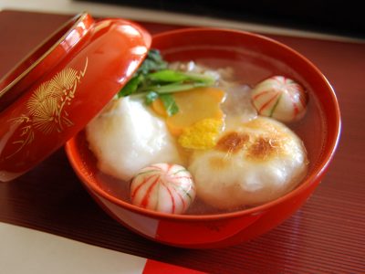 Gros plan sur un mochi tendre flottant dans l’Ozōni traditionnel.