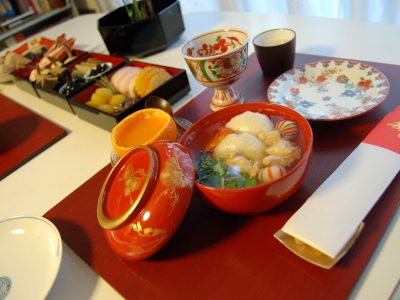 Présentation festive de l’Ozōni, soupe du Nouvel An au Japon.