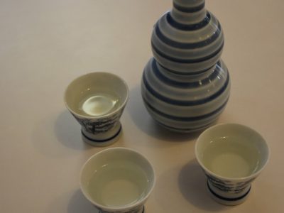 Carafe et bols de saké chaud traditionnels japonais