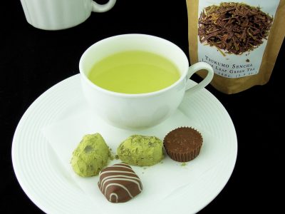 Tasse de thé vert Sencha infusé avec feuilles de thé japonaises.