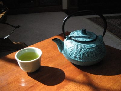 Service traditionnel de Sencha dans une théière japonaise kyusu.