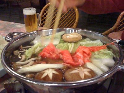 Plat traditionnel japonais Shabu Shabu servi à table avec sauces