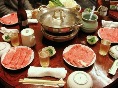Fondue japonaise Shabu Shabu avec viande et légumes prêts à cuire