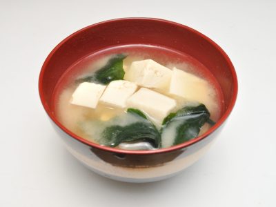 Soupe miso servie dans un bol japonais en céramique