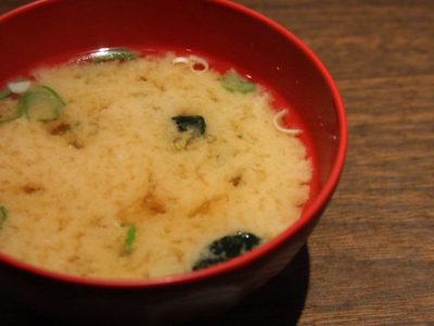 Soupe miso traditionnelle servie dans un bol japonais avec tofu et algues wakame