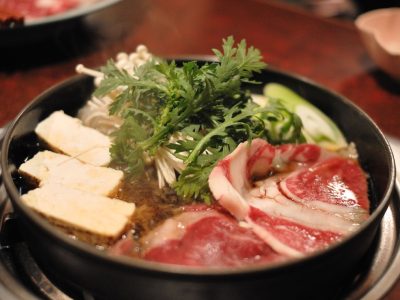 Plat de sukiyaki avec bœuf, légumes et tofu dans un nabe