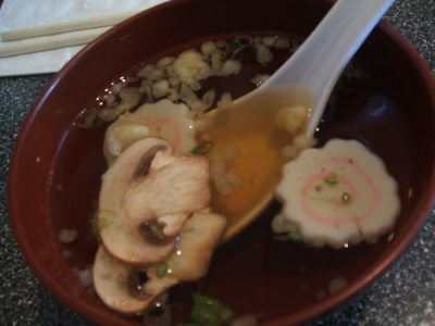 Bol de Sumashijiru, soupe claire japonaise avec légumes et tofu