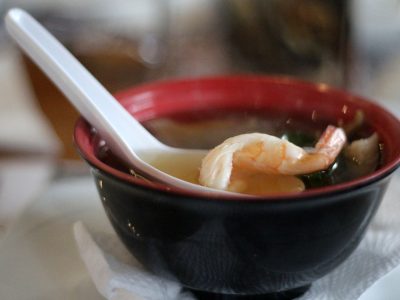 Soupe traditionnelle japonaise Sumashijiru servie dans un bol laqué
