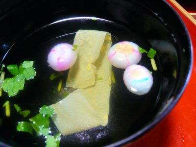 Sumashijiru avec bouillon dashi et garniture raffinée