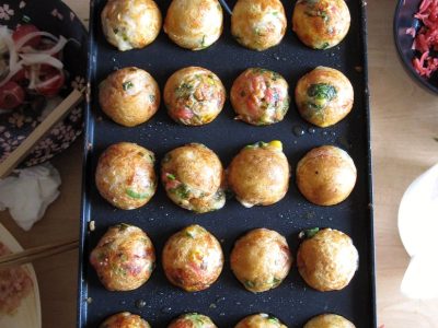 Cuisson des takoyaki sur une plaque spéciale