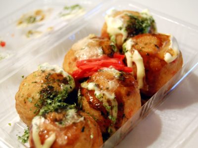 Takoyaki servis en barquette avec mayonnaise japonaise