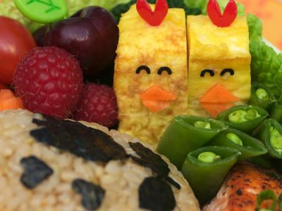 Omelette japonaise Tamagoyaki servie en tranches dans un bentō